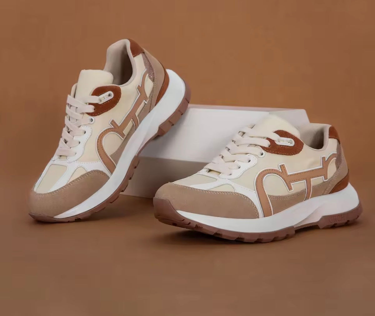 CH Tenis Beige /PRE-ORDEN
Disponible únicamente por encargo